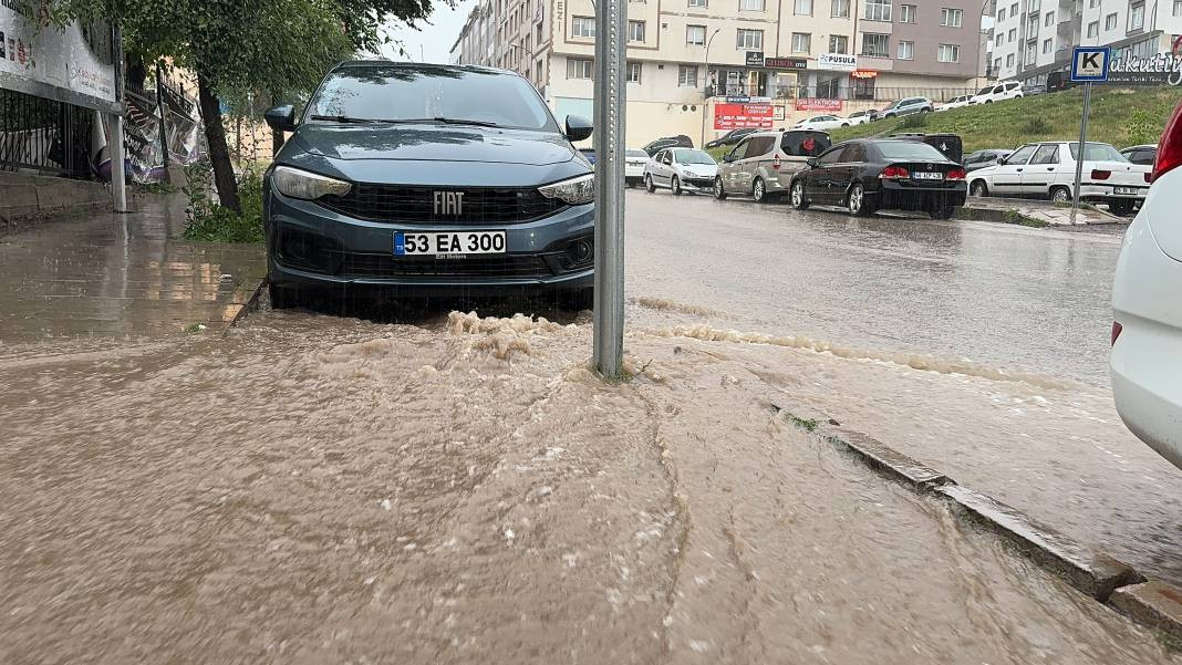 Erzurum'u sağanak vurdu! Evleri su bastı araçlar yolda mahsur kaldı - Resim: 5